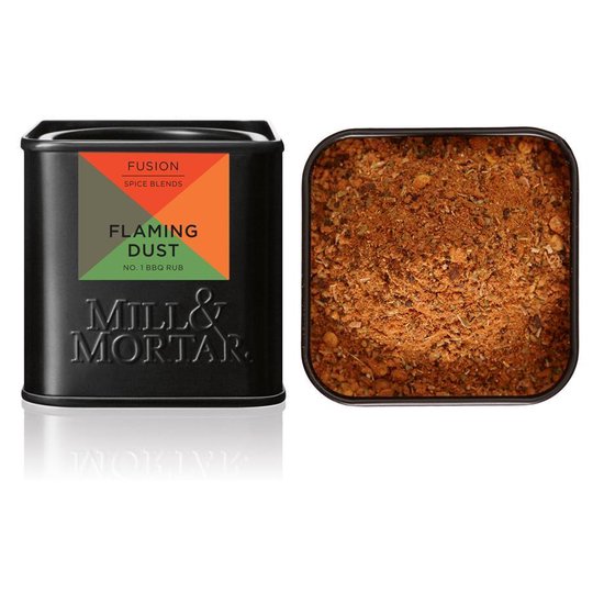 Zwarte blik met Mill & Mortar logo en label 'FLAMING DUST NO. 1 BBQ RUB'. Naast de blik een open blik met kruidenmix.