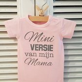 Baby Rompertje licht rose meisje met tekst | mini versie van mijn mama | korte mouw | roze met grijs | maat 50/56
