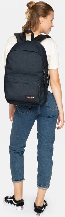 Vrouw met donkerblauwe Eastpak rugzak.