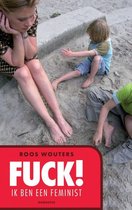 Een meisje met blonde haren zit op het strand. Rechts een jongen met blauwe korte broek en een groene shirt. Links een meisje met een jurk.