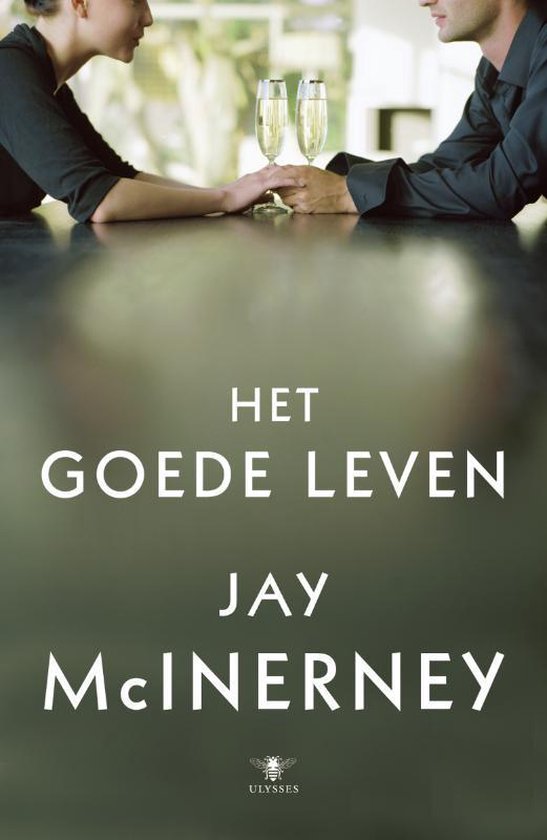 Een man en vrouw houden elkaars handen vast boven een tafel met twee glazen champagne. Titel: HET GOEDE LEVEN JAY MCINERNEY.