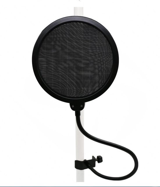 Zwarte popfilter met gaas en een flexibele zwanenhalsarm, bevestigd aan een witte paal met een klem.