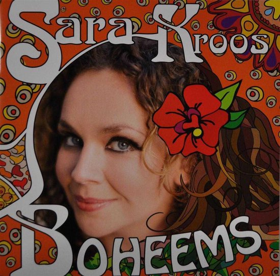 Sara Kroos - Boheems albumcover met close-up van een vrouw met krullend bruin haar, een rode bloem in haar haar, en psychedelische oranje achtergrond.