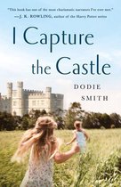 Boek 'I Capture the Castle' van Dodie Smith, met op de voorkant twee meisjes die wegrennen van een kasteel.