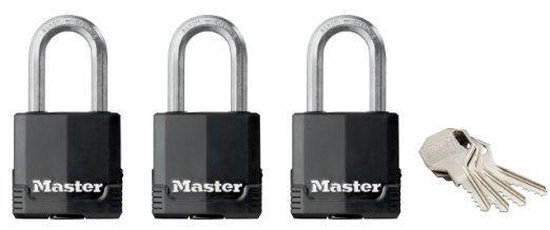 Drie zwarte Master Lock hangsloten met zilverkleurige beugel en vier sleutels ernaast.