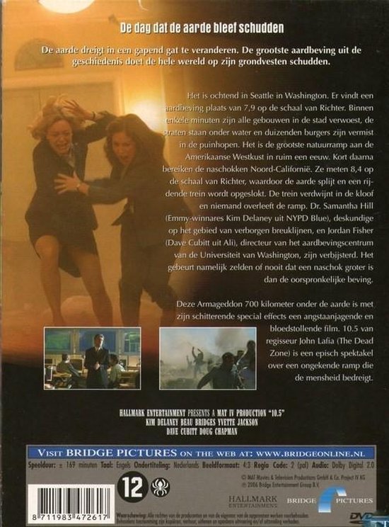 Achterkant van de dvd '10.5', met beschrijving, en afbeeldingen van een aardbeving en mensen die vluchten.