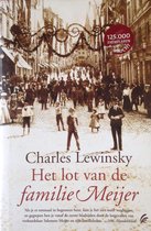 Boekomslag met een straattafereel van vroeger, versierd met vlaggen. Titel: 'Het lot van de familie Meijer' door Charles Lewinsky.