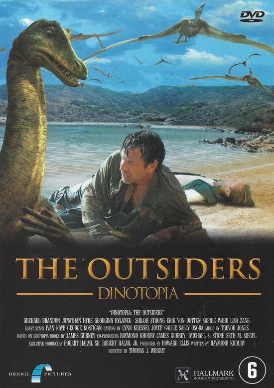 Een dinosaurus met een lange nek, een man die op de grond ligt, en vliegende reptielen in een landschap met een meer.