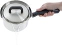 Hand houdt een kleine roestvrijstalen steelpan met zwart handvat vast, water stroomt eruit.
