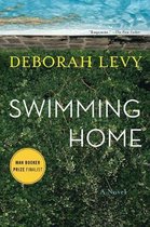 Couverture du livre 'Swimming Home' par Deborah Levy, avec le titre en grandes lettres blanches sur fond vert et un cercle jaune indiquant 'Finaliste du Man Booker Prize'.