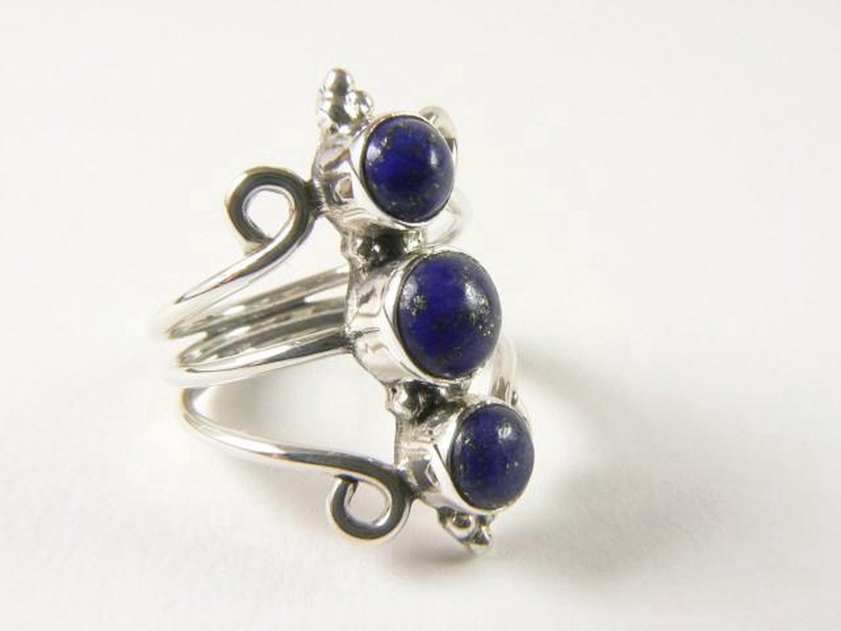 Opengewerkte zilveren ring met 3 lapis lazuli stenen - maat 16.5
