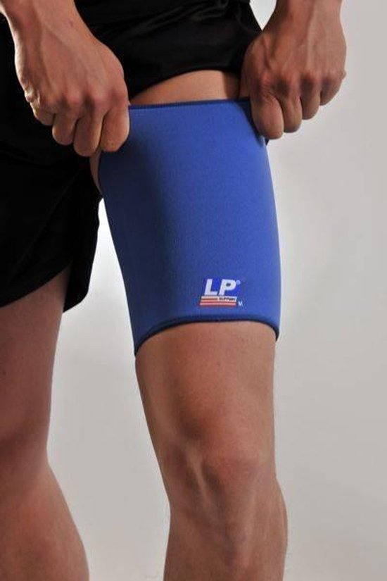 Man trekt een blauwe LP Support dijbeenbrace met logo aan.