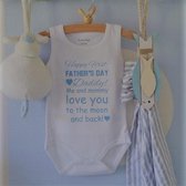 Baby Rompertje zoon jongen tekst papa eerste Vaderdag cadeau van mama | Happy first father’s Day daddy me and mommy love you to the moon and back | mouwloos zonder mouw | wit blauw