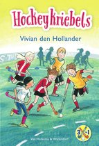 Kinderen spelen hockey op een veld. De titel 'Hockeykriebels' staat bovenaan.