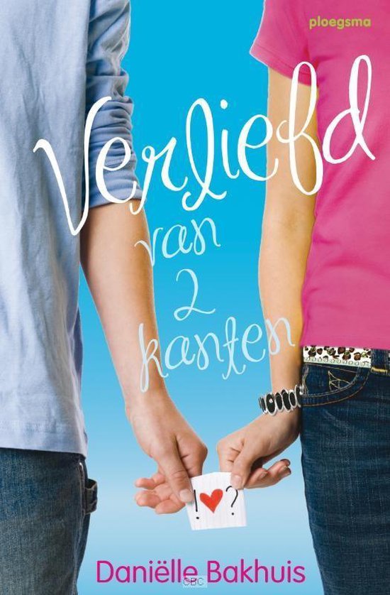 Twee jongeren houden elkaars hand vast. Ze houden een kaartje vast met ' Verliefd van 2 kanten'. De jongen draagt een lichtblauwe trui, het meisje een roze T-shirt.