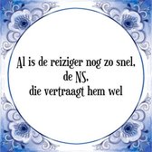 Tegeltje met Spreuk (Tegeltjeswijsheid): Al is de reiziger nog zo snel, de NS, die vertraagt hem wel + Kado verpakking & Plakhanger