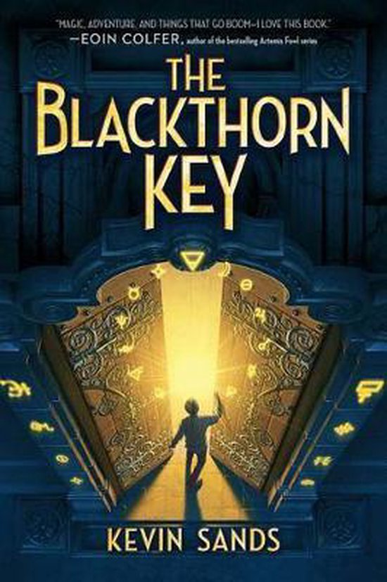 Boek 'The Blackthorn Key' van Kevin Sands. Een jongen kijkt naar een magische deur met runen. Eoin Colfer beveelt het aan.