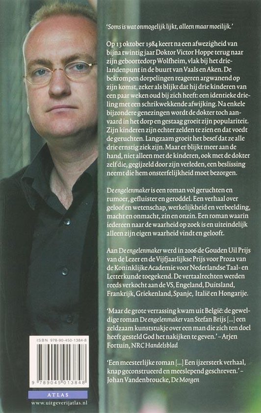 Portret van een man met bril, auteur Victor Hoppe, met tekst over het boek 'De engelenmaker'. ISBN.