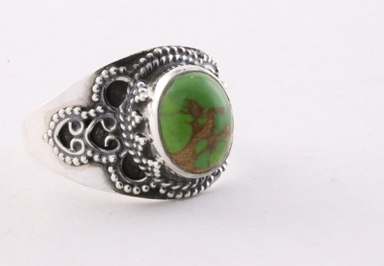 Bewerkte zilveren ring met groene koper turkoois