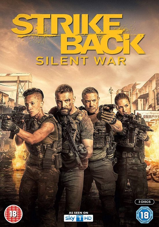 De vier hoofdrolspelers van Strike Back - Silent War, met wapens, in gevechtstenue.