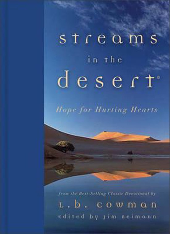 Boekomslag met de titel 'streams in the desert'. Een woestijnlandschap met duinen en een kleine boom weerspiegeld in water.