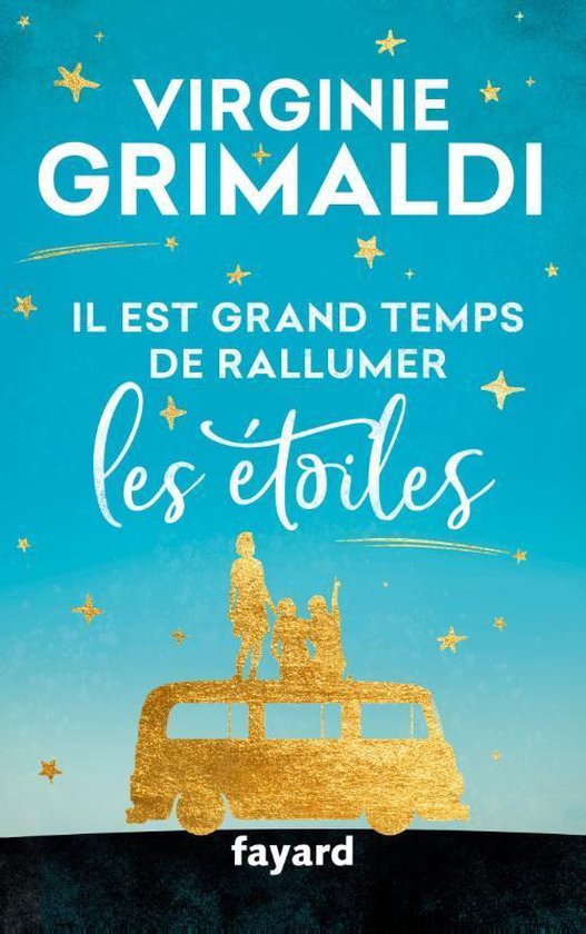 Couverture de livre: "VIRGINIE GRIMALDI IL EST GRAND TEMPS DE RALLUMER LES ÉTOILES" avec silhouettes dorées de trois personnes sur un bus sous un ciel bleu étoilé.