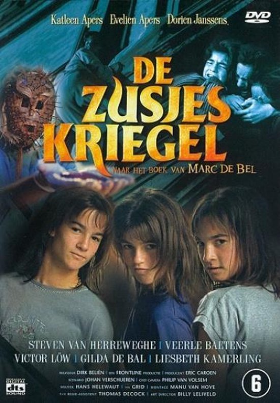 Drie meisjes met lang bruin haar kijken naar de camera.