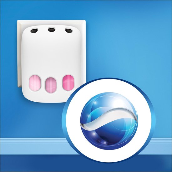 Ambi Pur 3Volution met drie roze geur capsules en het Ambi Pur logo. Wit apparaat in een stopcontact.
