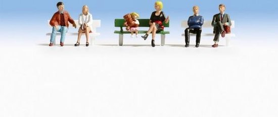 Vijf miniatuurfiguren op een groen en witte bankjes onder een blauwe lucht.