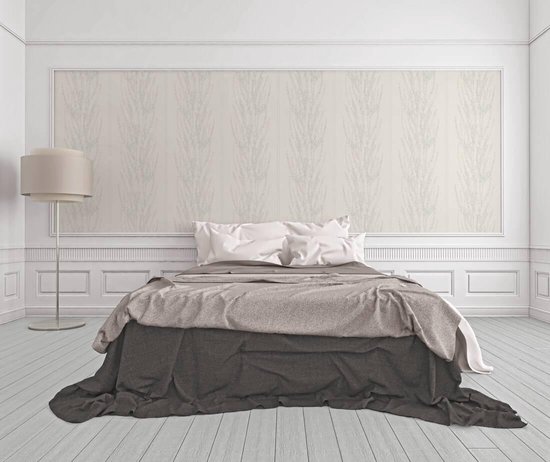 Een bed met grijs en bruin beddengoed staat op een lichte houten vloer voor een muur met verticaal bloesemdessin.