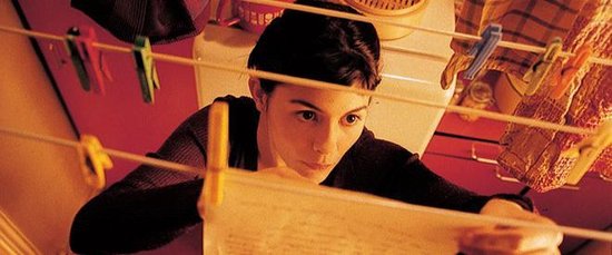 Audrey Tautou hangt kleding aan een waslijn met wasknijpers.