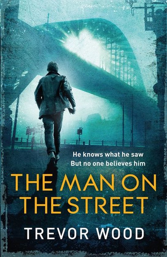 Boekomslag 'The Man on the Street' door Trevor Wood. Een man loopt weg van de camera onder een brug door. Tekst: 'He knows what he saw But no one believes him'.