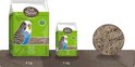 Twee zakken vogelvoer van Deli Nature Premium, 4kg en 1kg, met op de voorkant een parkiet. Rechts een close-up van het voer.