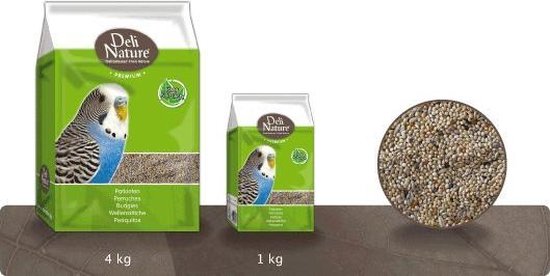 Twee zakken vogelvoer van Deli Nature Premium, 4kg en 1kg, met op de voorkant een parkiet. Rechts een close-up van het voer.