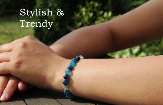 Armband met blauwe en witte kralen om een pols, met tekst 'Stylish & Trendy'.