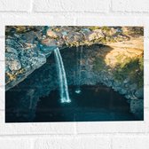 WallClassics - Muursticker - Hoge Waterval in Meer - 40x30 cm Foto op Muursticker