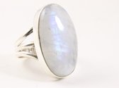 Grote ovale zilveren ring met regenboog maansteen - maat 19.5