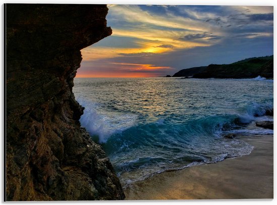 WallClassics - Dibond - Zonsondergang met Golven aan Zee - 40x30 cm Foto op Aluminium (Wanddecoratie van metaal)