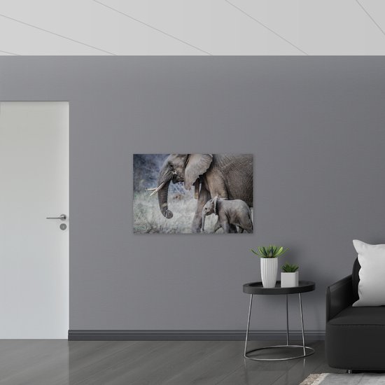 WallClassics - Dibond - Wandelende Baby Olifant met Moeder - 105x70 cm Foto op Aluminium (Wanddecoratie van metaal)