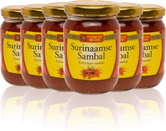 Zes potten Flower Brand Surinaamse Sambal extra hete sambal, in glazen potten met goudkleurige deksels.