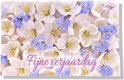 Wenskaart met witte bloemen, blauwe vergetelheid-mij-nietjes en de tekst 'Fijne verjaardag'.