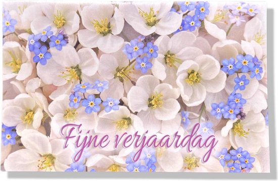 Wenskaart met witte bloemen, blauwe vergetelheid-mij-nietjes en de tekst 'Fijne verjaardag'.