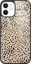 Casimoda® hoesje - Geschikt voor iPhone 12 - Stippen bruin abstract - Luxe Hard Case Zwart - Backcover telefoonhoesje - Bruin/beige