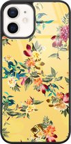 Casimoda® hoesje - Geschikt voor iPhone 12 - Bloemen geel flowers - Luxe Hard Case Zwart - Backcover telefoonhoesje - Geel