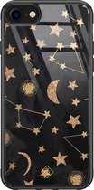 Casimoda® hoesje - Geschikt voor iPhone SE (2020) - Counting The Stars - Luxe Hard Case Zwart - Backcover telefoonhoesje - Goudkleurig