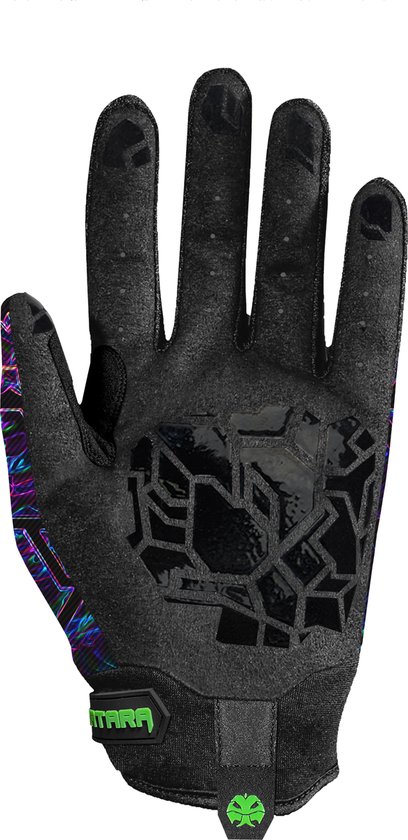 Linker handschoen, achterkant zichtbaar, met paars/blauw hex-patroon en zwarte grip.