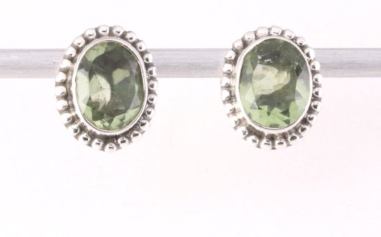 Bewerkte zilveren oorstekers met groene amethist
