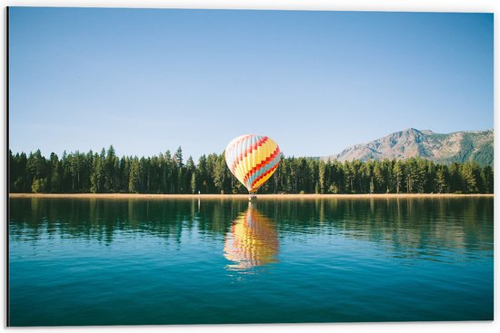 WallClassics - Dibond - Luchtballon landend op Strand aan Helderblauwe Zee - 60x40 cm Foto op Aluminium (Met Ophangsysteem)