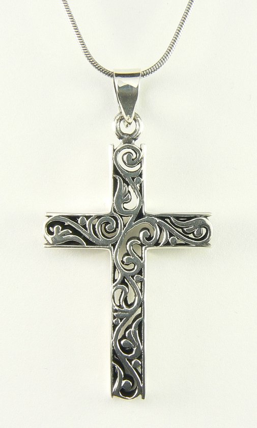 Opengewerkte zilveren kruishanger aan ketting