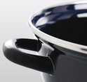 Close-up van de handgreep en zilverkleurige rand van een zwarte braadpan.